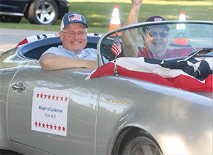 Mayor of Lattimore greets attendees at Parade