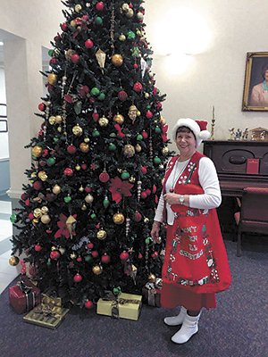 Mrs. Santa visits Senior Center