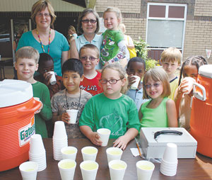  Lemonade Stand Aids Tennessee School Students