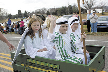 Sleeves Were An Option At Casar’s Christmas Parade