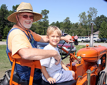 BELWOOD ANTIQUE TRACTOR & ENGINE FESTIVAL...